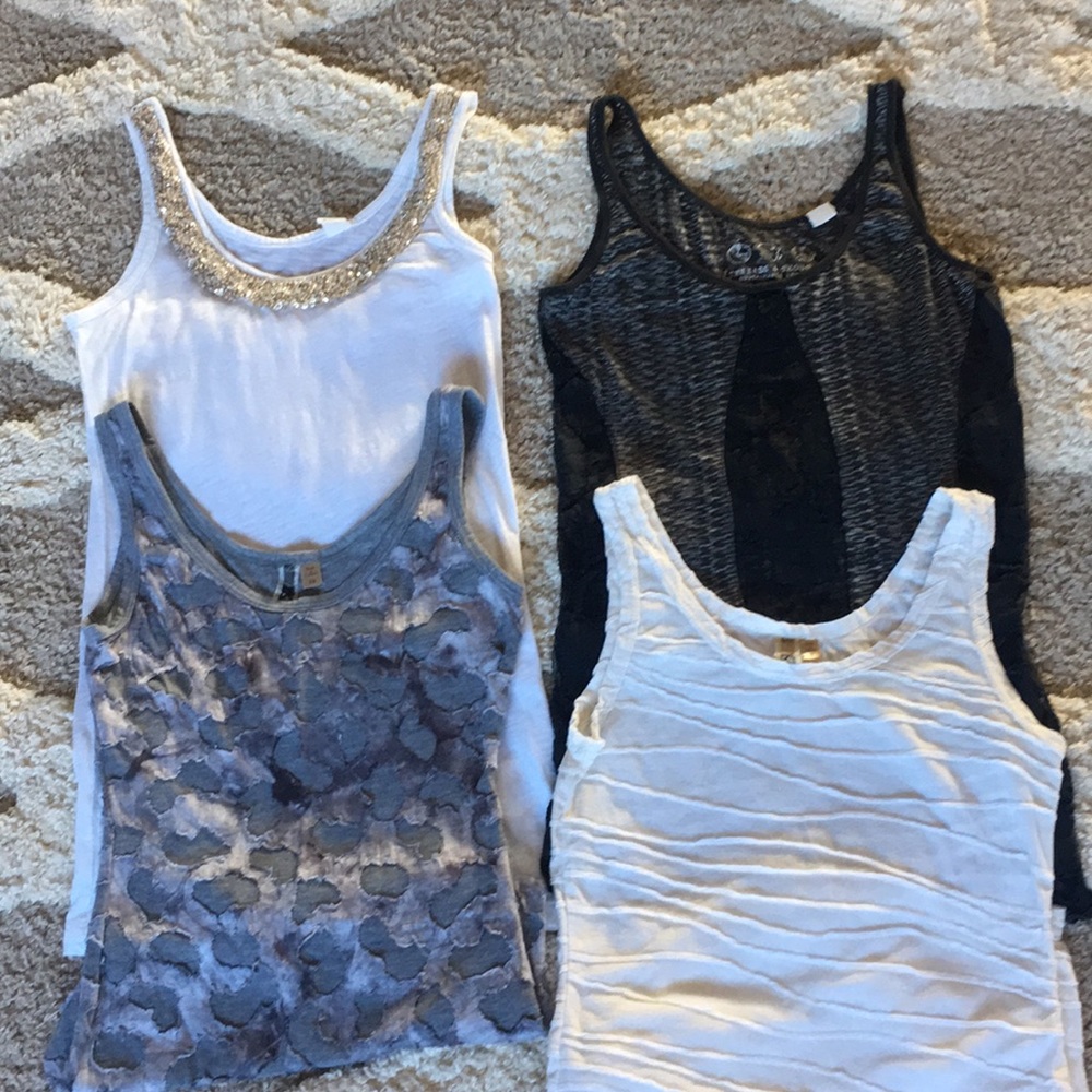 $15 for all 4 BUCKLE Tank tops😎